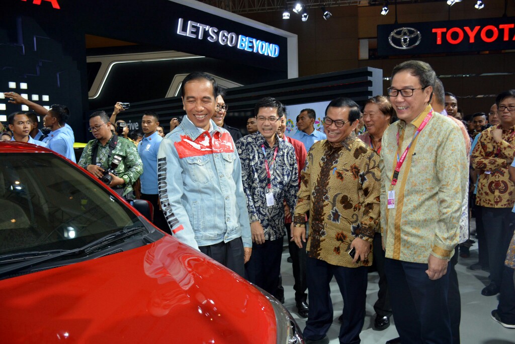 Presiden RI, Joko Widodo saat mengunjungi booth Toyota di ajang IIMS 2018